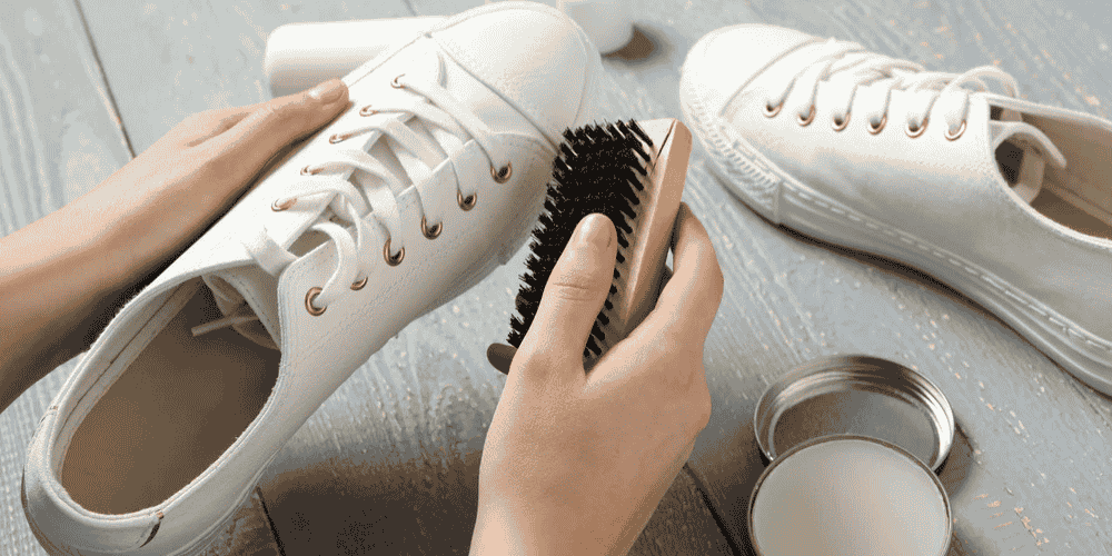 Cleaning white leather shoes with polish