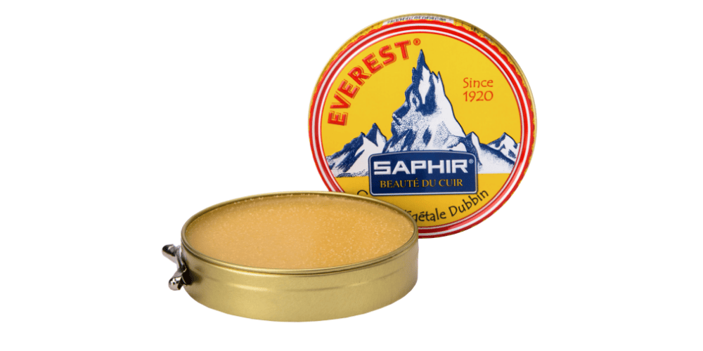 Saphir Dubbin Graisse Vegetable on white background with open cap